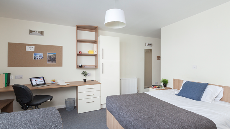 Moonraker Point bedroom
